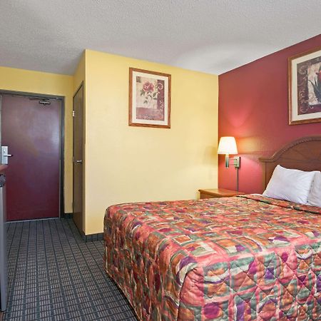 Days Inn By Wyndham Torrington Екстер'єр фото