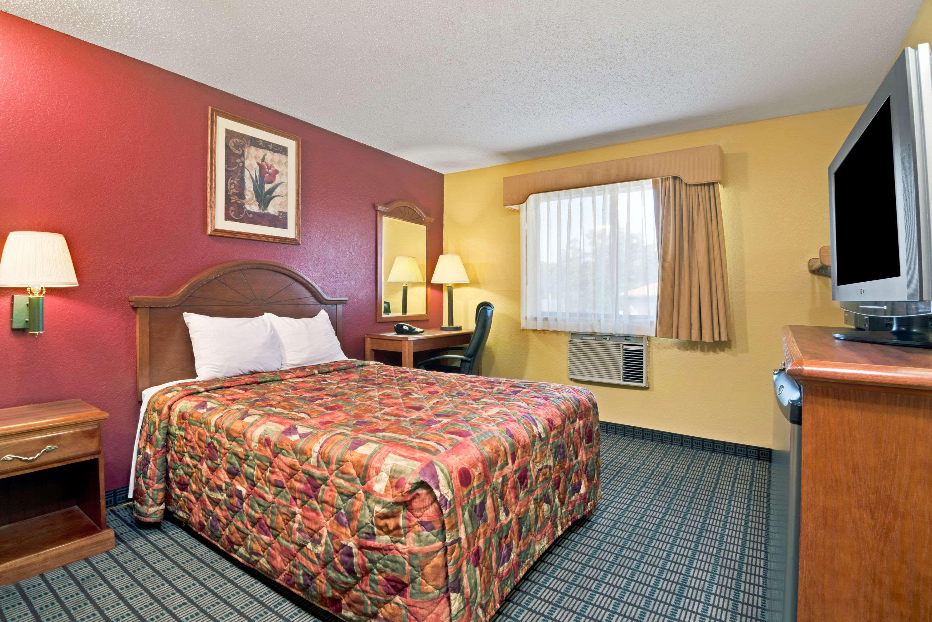 Days Inn By Wyndham Torrington Екстер'єр фото