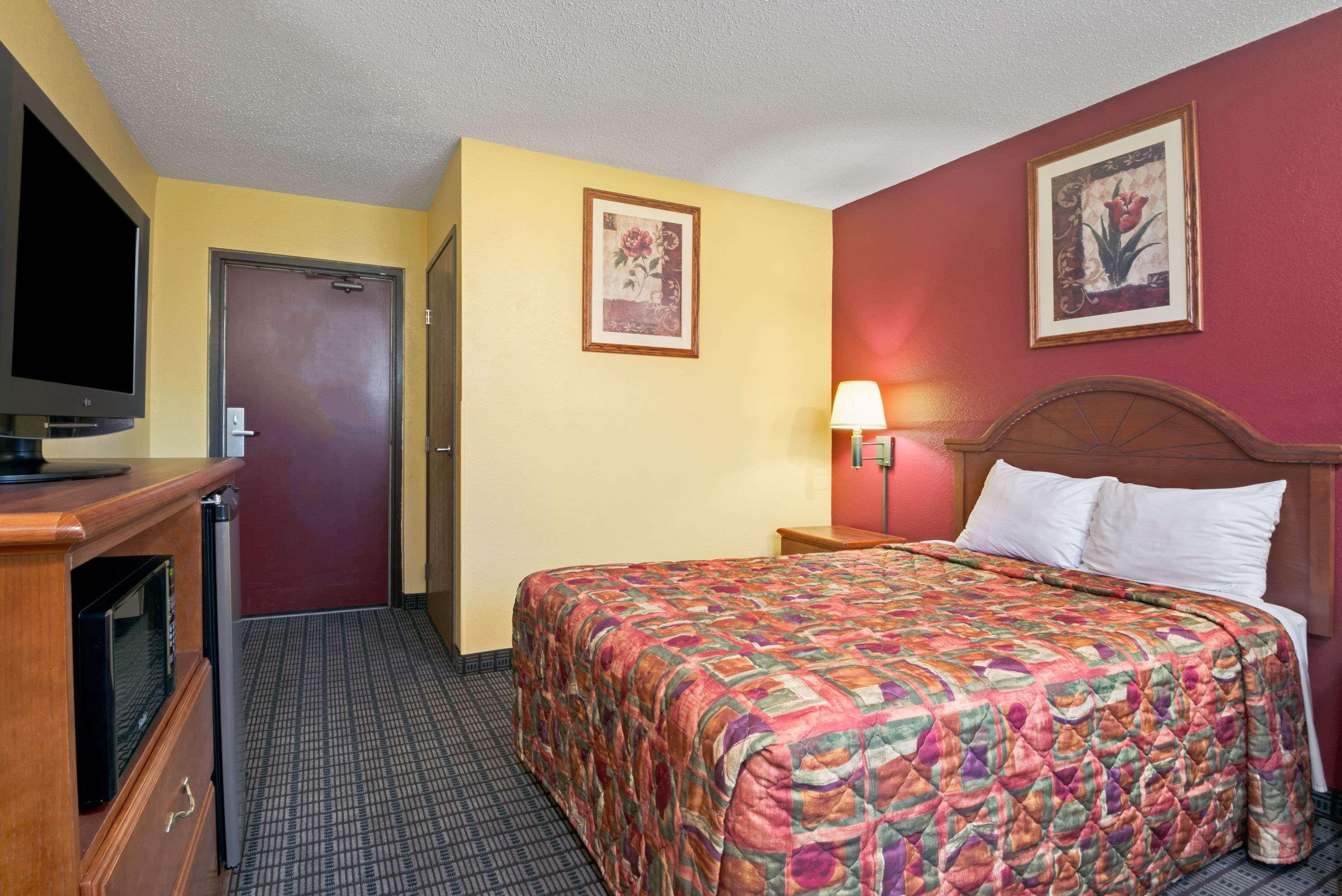 Days Inn By Wyndham Torrington Екстер'єр фото