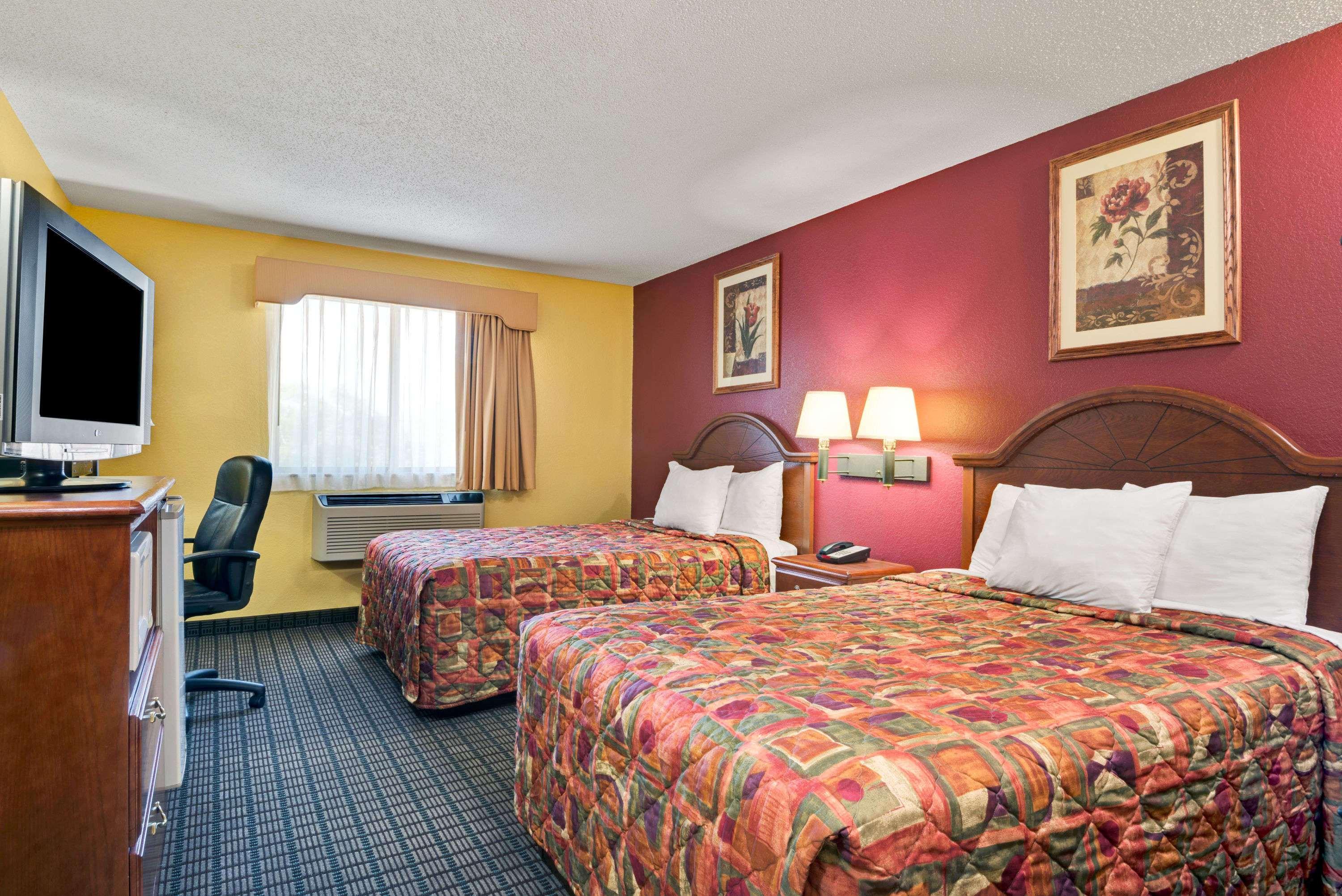 Days Inn By Wyndham Torrington Екстер'єр фото