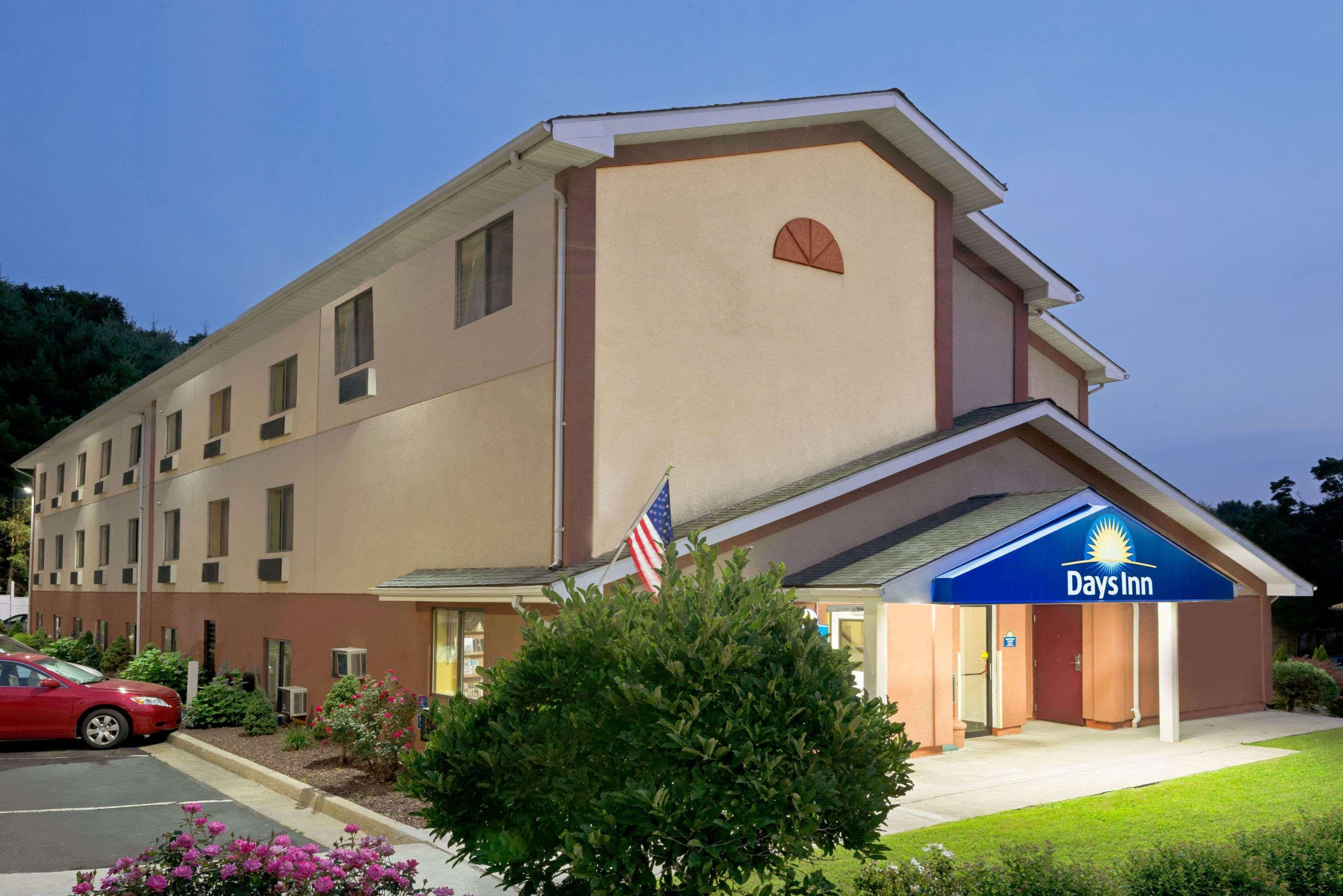 Days Inn By Wyndham Torrington Екстер'єр фото