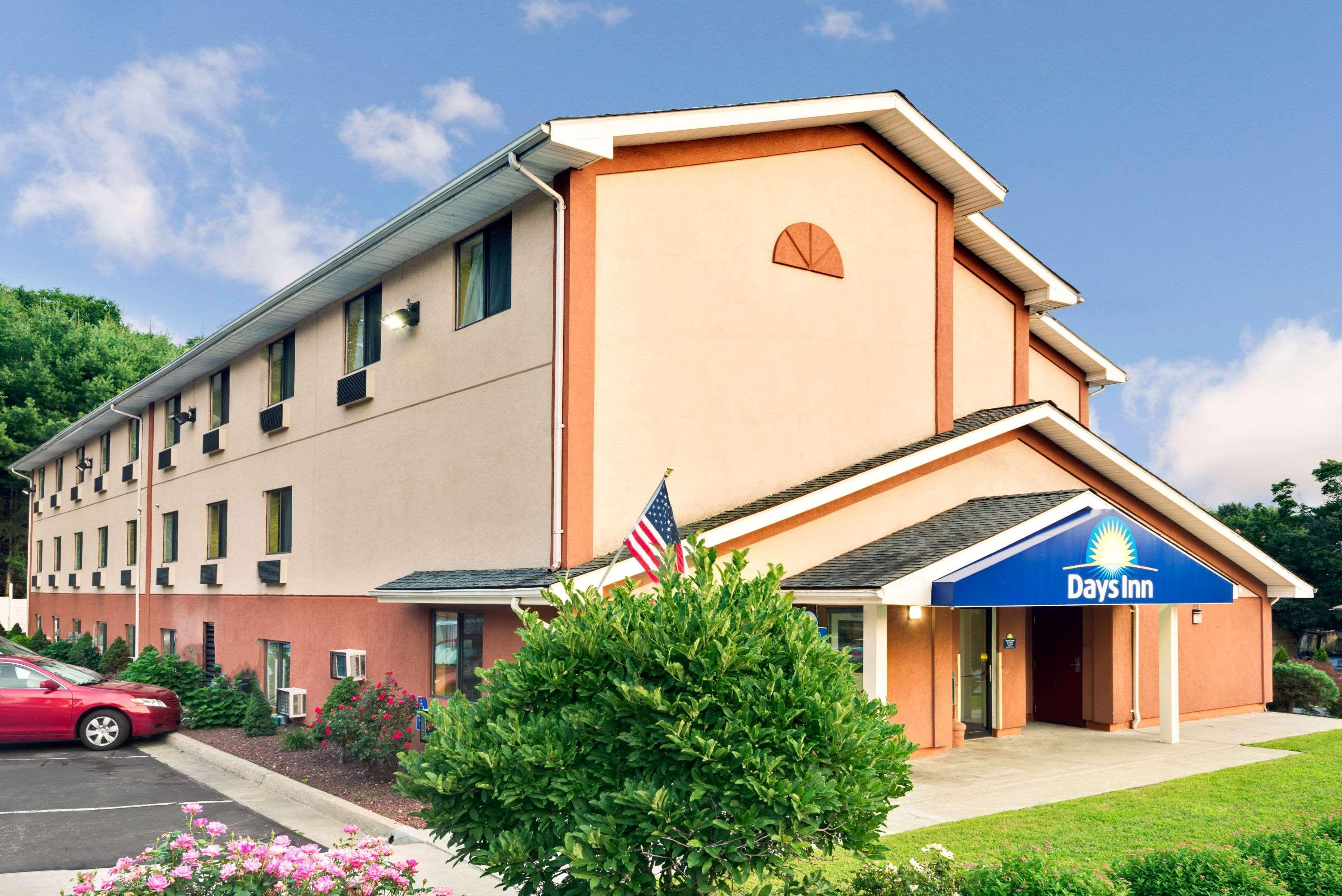 Days Inn By Wyndham Torrington Екстер'єр фото