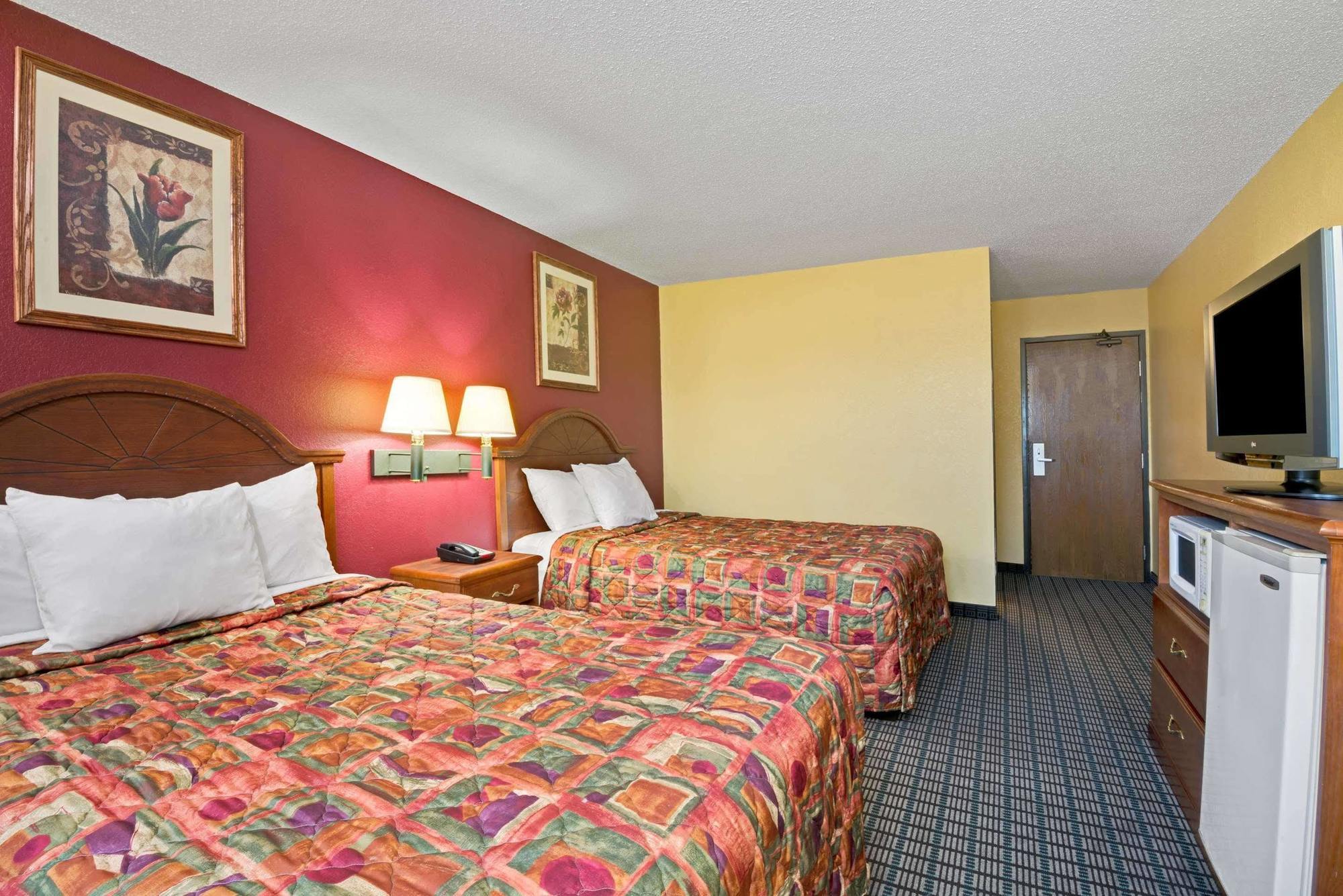 Days Inn By Wyndham Torrington Екстер'єр фото